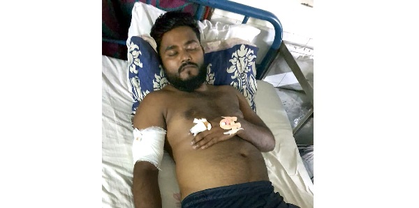 নগরীতে চায়ের দোকানিকে কুপিয়ে নগদ অর্থ ও স্বর্ণের চেইন ছিনতাই