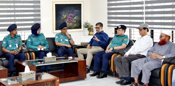 খুবি উপাচার্যের সাথে কেএমপি কমিশনারের সৌজন্য সাক্ষাৎ