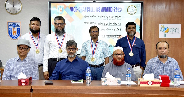 খুবিতে ভাইস-চ্যান্সেলর অ্যাওয়ার্ড পেলেন ৪ শিক্ষক