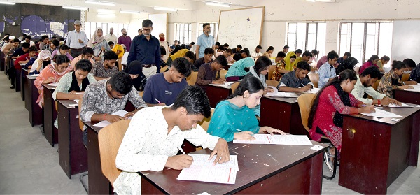 খুবিতে ‘বি’ ইউনিটে গুচ্ছ ভর্তি পরীক্ষা সুষ্ঠু ও শান্তিপূর্ণভাবে অনুষ্ঠিত