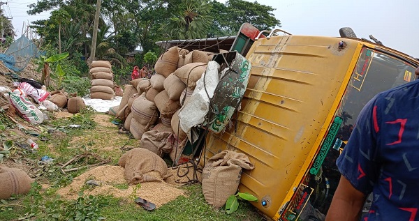 তালায় ট্রাক উল্টে ২ শ্রমিক নিহত আহত ১১