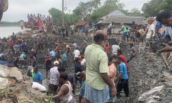 দাকোপে ঘূর্ণিঝড় রেমালের তান্ডব ওয়াপদা বেড়িবাঁধ ভেঙে ব্যাপক এলকা প্লাবিত