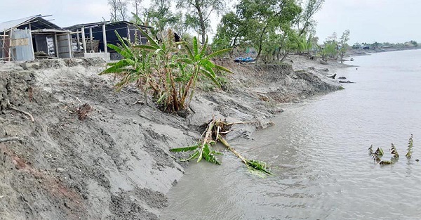 ভয়াবহ নদী ভাঙনের কবলে দাকোপে কালাবগী মডেল বাজার