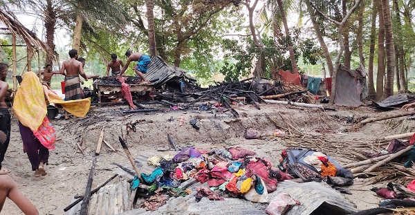 ফকিরহাটে ভয়াবহ অগ্নিকান্ডে বসতঘর পুড়ে সম্পুর্ণ ভস্মিভূত