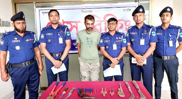 ফকিরহাটে ৩০টি মামলার আসামী অস্ত্র ও গুলিসহ গ্রেপ্তার