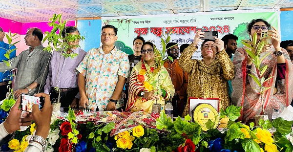 তালায় পাঁচ শতাধিক শিক্ষার্থীকে বৃক্ষরোপণের মাধ্যমে শপথ পাঠ করালেন এমপি লায়লা