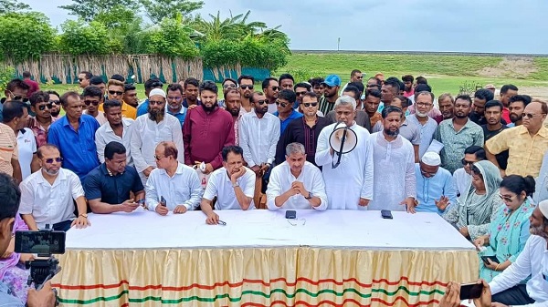 রামপালে ঘূর্ণিঝড়ে ক্ষতিগ্রস্ত পরিবারের মাঝে কেন্দ্রীয় বিএনপি’র অর্থ সহায়তা প্রদান