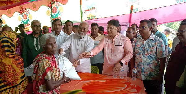 রামপালে ‘আল খেদমত’ ফাউন্ডেশন’র উদ্যোগে ত্রাণ সামগ্রী ও ঢেউটিন বিতরণ