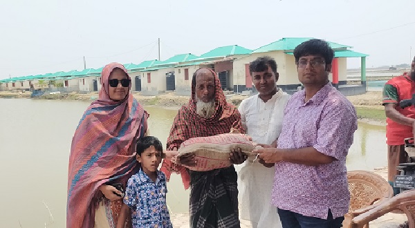 পাইকগাছায় আবাসনের দরিদ্র পরিবারের মাঝে প্রধানমন্ত্রীর ঈদ উপহার বিতরণ