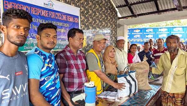 পাইকগাছায় মুক্তি ফাউন্ডেশনের উদ্যোগে ঘূর্ণিঝড়ে ক্ষতিগ্রস্ত পরিবারের মাঝে খাদ্য সামগ্রী বিতরণ