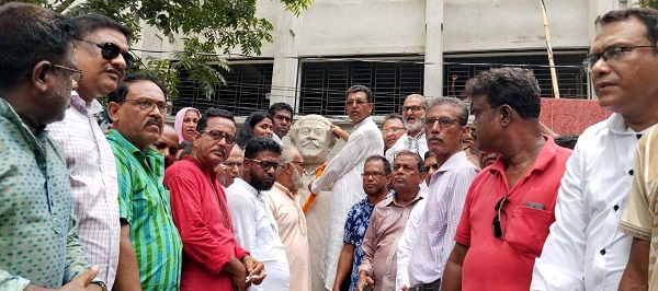 পাইকগাছায় বঙ্গবন্ধুর প্রতিকৃতিতে নবনির্বাচিত উপজেলা চেয়ারম্যান ও ভাইস চেয়ারম্যানদের শ্রদ্ধা