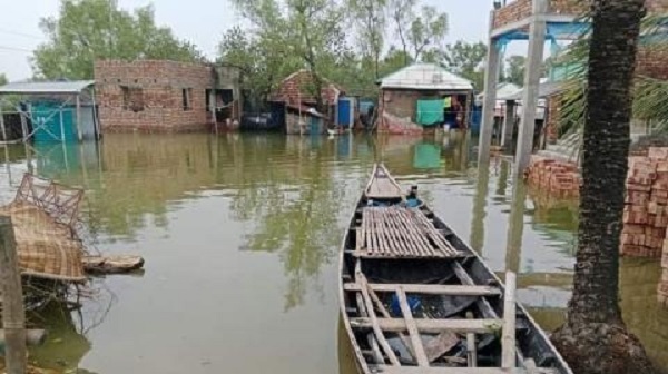 ঘূর্ণিঝড় রেমালের তাল্ডবে পাইকগাছায় সুপেয় পানির সংকট বাড়ছে