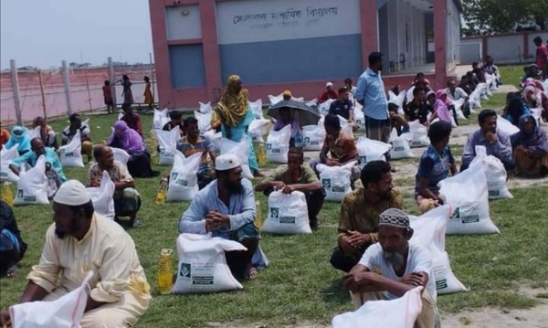 পাইকগাছায় রেমালে ক্ষতিগ্রস্ত ২ শত পরিবারের মাঝে ছওয়াব বাংলাদেশ এর খাদ্য সামগ্রী বিতরণ