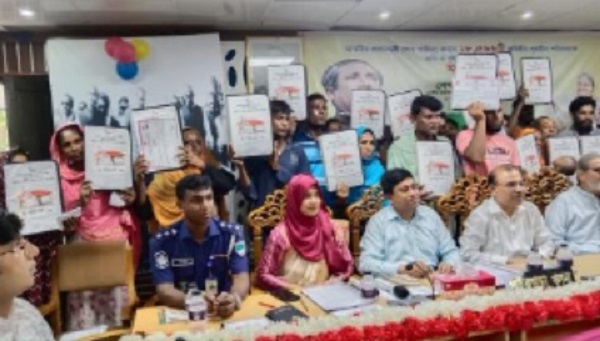 পাইকগাছায় ভূমিহীন ও গৃহহীন ৩৫ পরিবারের মাঝে ঘর হস্তান্তর