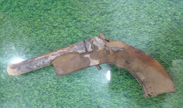 তালায় পুকুরের ভিতর থেকে অস্ত্র উদ্ধার