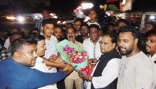 কৃষি মন্ত্রনালয়ের এআইপি পদক পাওয়ায় স্বপন দাশ-কে ফুলেল শুভেচ্ছা প্রদান