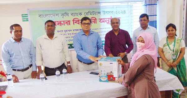 ফকিরহাট কৃষি ব্যাংকে দু’জন ফরেন রেমিট্যান্স গ্রাহীতাকে পুরস্কার প্রদান