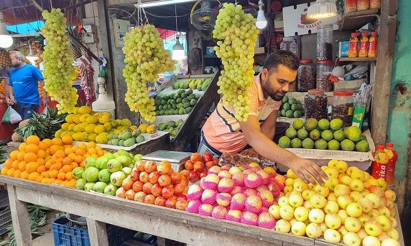 ডুমুরিয়ায় ফলের বাজারে ভরা মৌসুমেও সাধারণ মানুষের নাগালের বাইরে