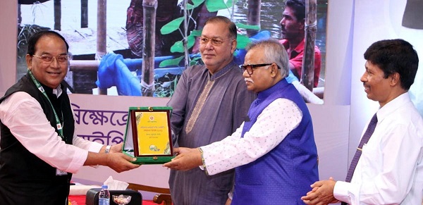 কৃষি ক্ষেত্রে গুরুত্বপূর্ণ ব্যক্তি হিসেবে সম্মাননা পেলেন স্বপন দাশ