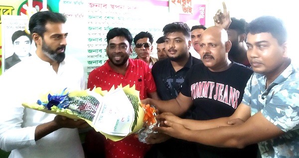 শেখ সারহান নাসের তন্ময় এমপিকে ফুলেল শুভেচ্ছা