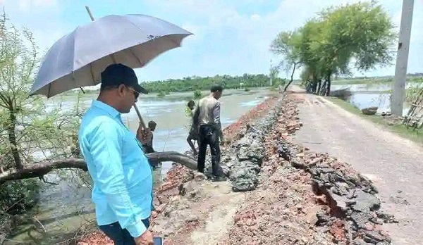 রামপালে ঘূর্ণিঝড়ে ক্ষতিগ্রস্ত রাস্তা নিজস্ব অর্থায়নে সংস্কার করলেন ব্যবসায়ী সাইফুজ্জামান