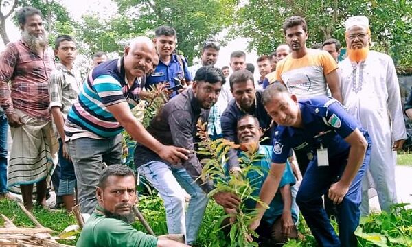 ফকিরহাটের কাঠালতলা গোডাউন মোড় এলাকায় বৃক্ষ রোপণ কর্মসূচির উদ্বোধন