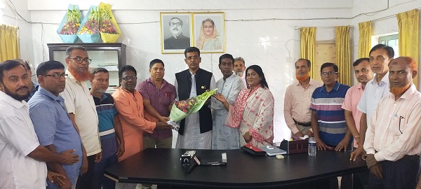 নবনির্বাচিত উপজেলা প্রতিনিধিদের সাথে কলেজ শিক্ষকদের শুভেচ্ছা ও মতবিনিময়