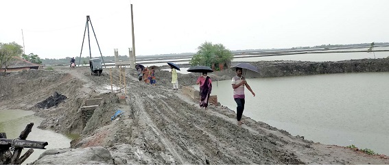 পাইকগাছায় রাস্তা মেরামত না হওয়ায় যাতায়াতে চরম দুর্ভোগে এলাকাবাসী