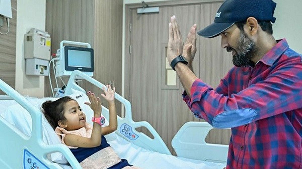 নিজের চার বছর বয়সী মেয়েকে লিভার দান করলেন বাবা