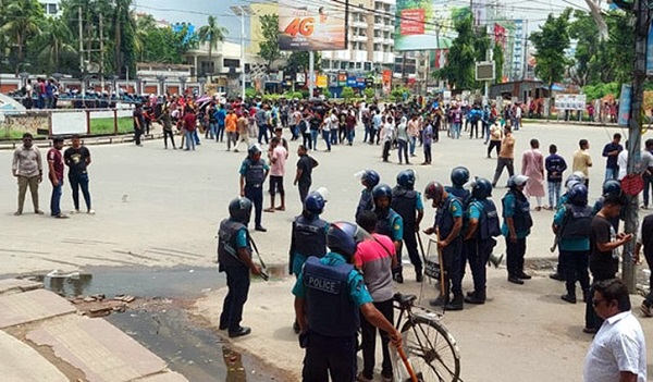 ৯ দফা দাবিতে খুলনায় শিক্ষার্থীদের সড়ক অবরোধ ও বিক্ষোভ