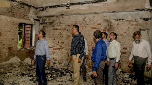 ক্ষতিগ্রস্ত খুলনা বেতার পরিদর্শন করলেন মহাপরিচালক