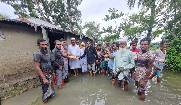 ডুমুরিয়া উপজেলা প্রসাশনের আয়োজনে ত্রাণ বিতরণ