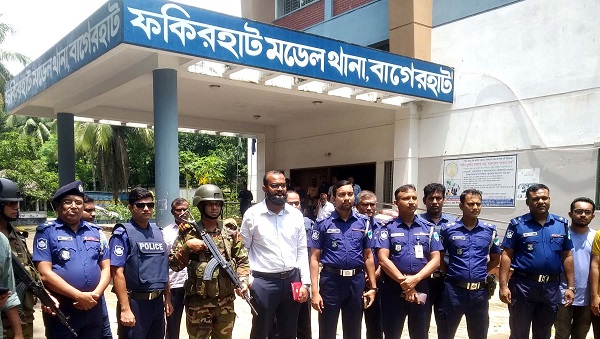 ফকিরহাটে আইন শৃঙ্খলা বাহিনীর টহল