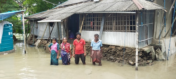 ৩ দিনে ও মেরামত করা যায়নি পাইকগাছার দেলুটির ক্ষতিগ্রস্ত বেড়িবাঁধ