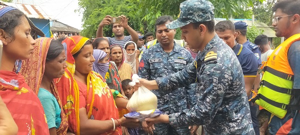 পাইকগাছার দেলুটির দুর্গত মানুষের পাশে দাড়িয়েছে বাংলাদেশ নৌ-বাহিনী