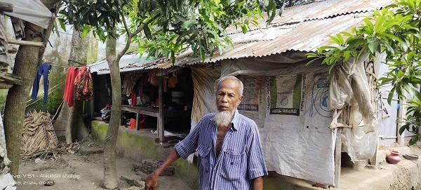 পাইকগাছায় ছেলেদের অত্যাচার থেকে রেহাই পেতে মামলা করে বাড়ি ছাড়া পিতা