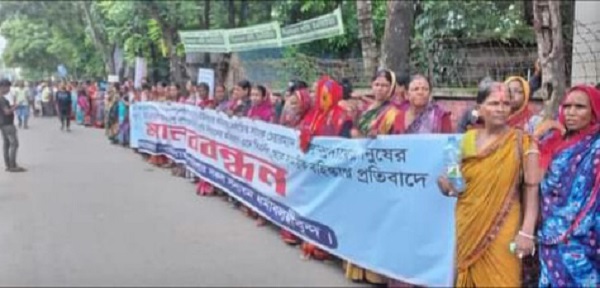 পাইকগাছা বিএনপির নেতাকে সাময়িক অব্যাহতি দেয়ায় হিন্দু সম্প্রদায়ের মানববন্ধন