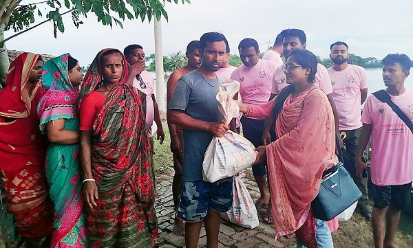 বন্যার্তদের মাঝে প্রাণিসম্পদ মাঠ সহকারী (এলএফএ) এর পক্ষ থেকে ত্রাণ সামগ্রী বিতরণ।