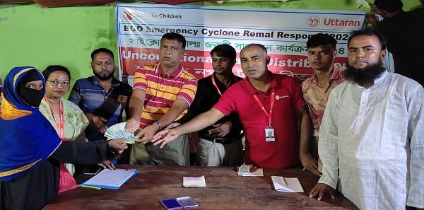 রেমালে ক্ষতিগ্রস্তদের মাঝে উত্তরণের নগদ অর্থ ও হাইজিন কিটস প্রদান