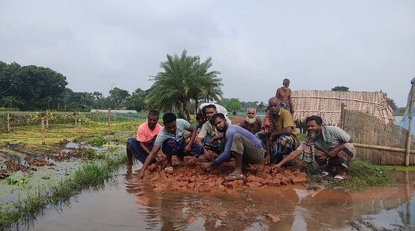 তালায় গ্রামবাসীর স্বেচ্ছাশ্রম ও আর্থিক সহায়তায় ইটের রস্তা সংস্কার