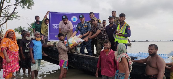 বন্যাদুর্গত ১২০০ পরিবারের মাঝে ত্রাণ বিতরণ করলেন মোংলা বন্দর কর্তৃপক্ষ
