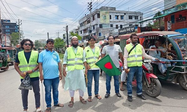 সড়কে ট্রাফিক পুলিশের ভূমিকায় নিসচার খুলনা নগর শাখা