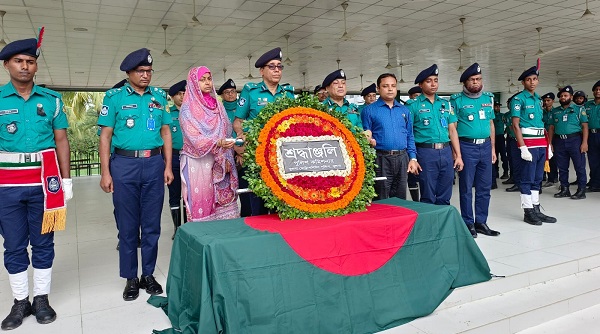 খুলনায় গার্ড অব অনার শেষে নিহত পুলিশ সদস্যের মরদেহ হস্তান্তর