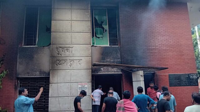 খুলনায় দুই সংসদ সদস্যের বাড়ি, আ’লীগ কার্যালয় ও প্রেসক্লাবে ভাঙচুর-আগুন