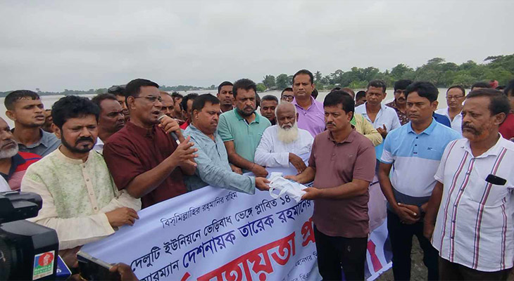 পাইকগাছায় দুর্গতদের মাঝে খুলনা মহানগর বিএনপির নগদ অর্থ বিতরণ