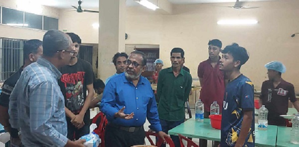 হলে হলে গিয়ে শিক্ষার্থীদের সঙ্গে মতবিনিময় খুবির আর্থিক ও প্রশাসনিক প্রধানের