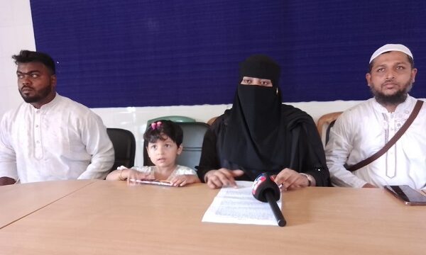 তদন্তের নামে হয়রানী বন্ধ ও দোষীদের বিচার দাবীতে গৃহবধুর সংবাদ সম্মেলন