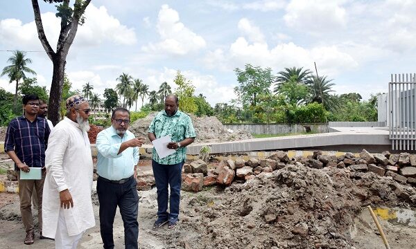 খুবিতে নির্মাণাধীন সড়কের কাজ যথাসময়ে শেষ করার নির্দেশ দায়িত্বপ্রাপ্ত জ্যেষ্ঠ অধ্যাপকের