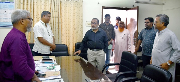বিভিন্ন বিভাগীয় ও শাখা অফিস আকস্মিক পরিদর্শনে প্রফেসর ড. মো. রেজাউল করিম