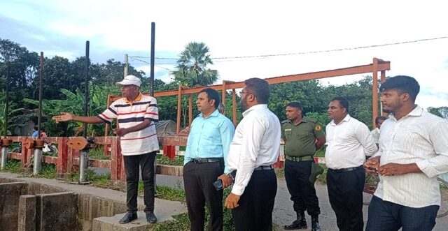 তালায় জলাবদ্ধ এলাকা পরিদর্শন ও নেটপাটা অপসারণ করলেন নবাগত উপজেলা নির্বাহী কর্মকর্তা